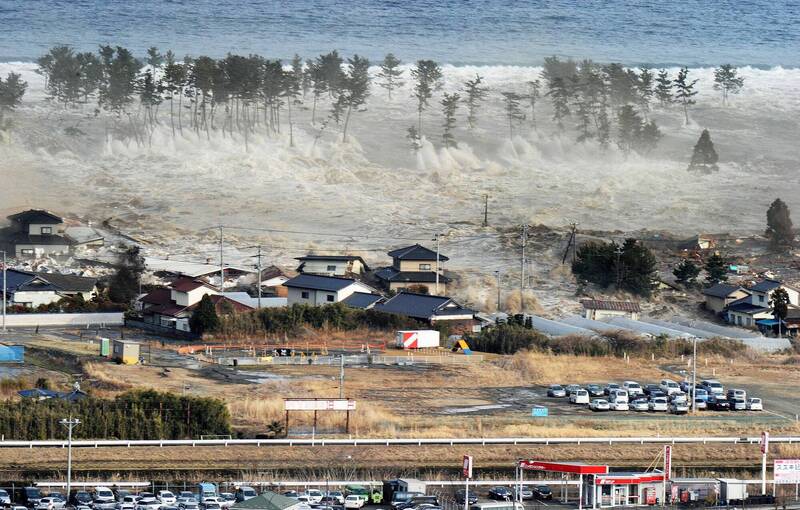 2011年日本311大地震所掀起的海嘯,對住宅區造成嚴重破壞。圖為當時宮城縣名取市的狀況。美聯社 2011年日本311大地震所掀起的海嘯,對住宅區造成嚴重破壞。圖為當時宮城縣名取市的狀況。美聯社