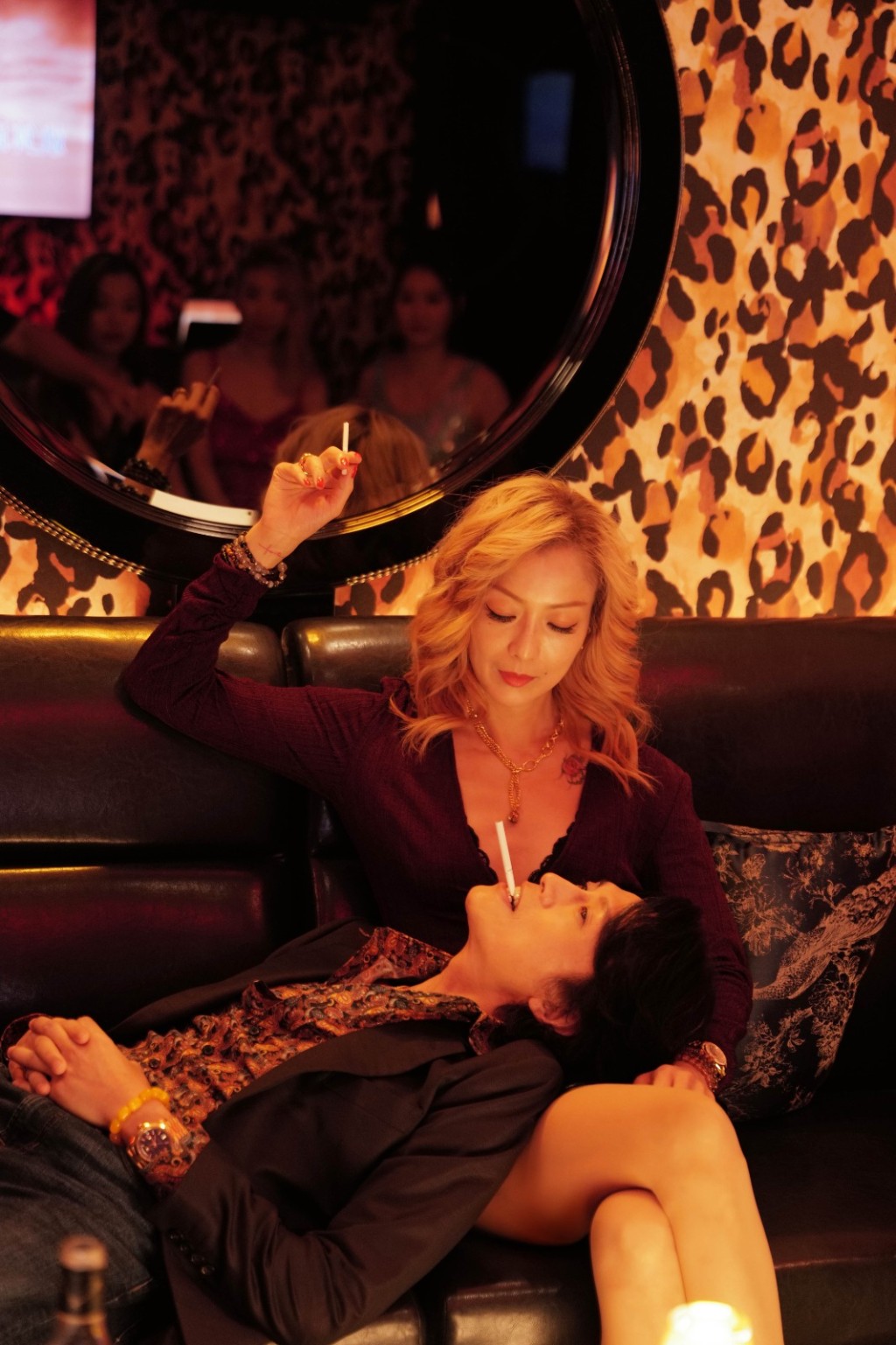 《夜王》中，Sammi是夜總會霸道總裁「V姐」，黃子華演夜總會經理「歡哥」。