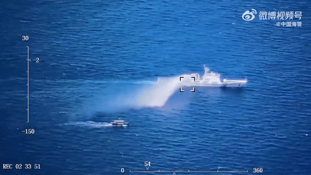 中国海警公开水炮驱赶影片，全程保持一定距离。