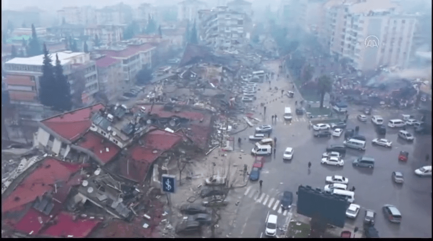 土耳其地震震垮数栋大楼建筑物，有如“骨牌式”倒塌绵延百米。网图