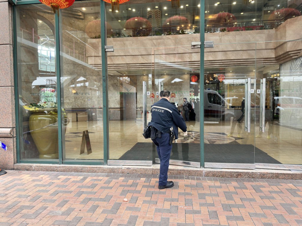 警员登上商厦调查。