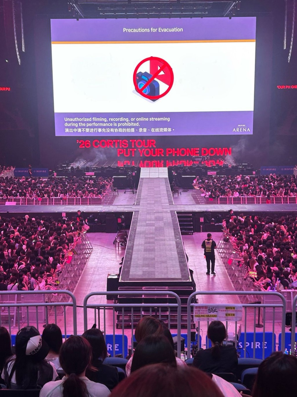 Cortis的《PUT YOUR PHONE DOWN》巡唱,呼籲歌迷放下電話,專心睇騷。 Cortis的《PUT YOUR PHONE DOWN》巡唱,呼籲歌迷放下電話,專心睇騷。