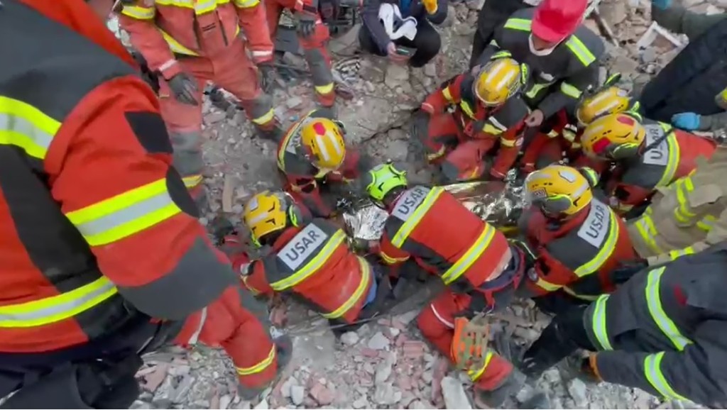 消防坍塌搜救专队成功在灾区救出三名生还者。(消防处提供)