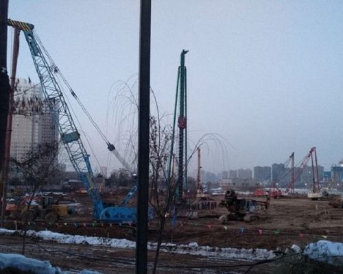 陕西渭南市临渭区的建造滨河小学项目已进行了一个多月。 网上图片