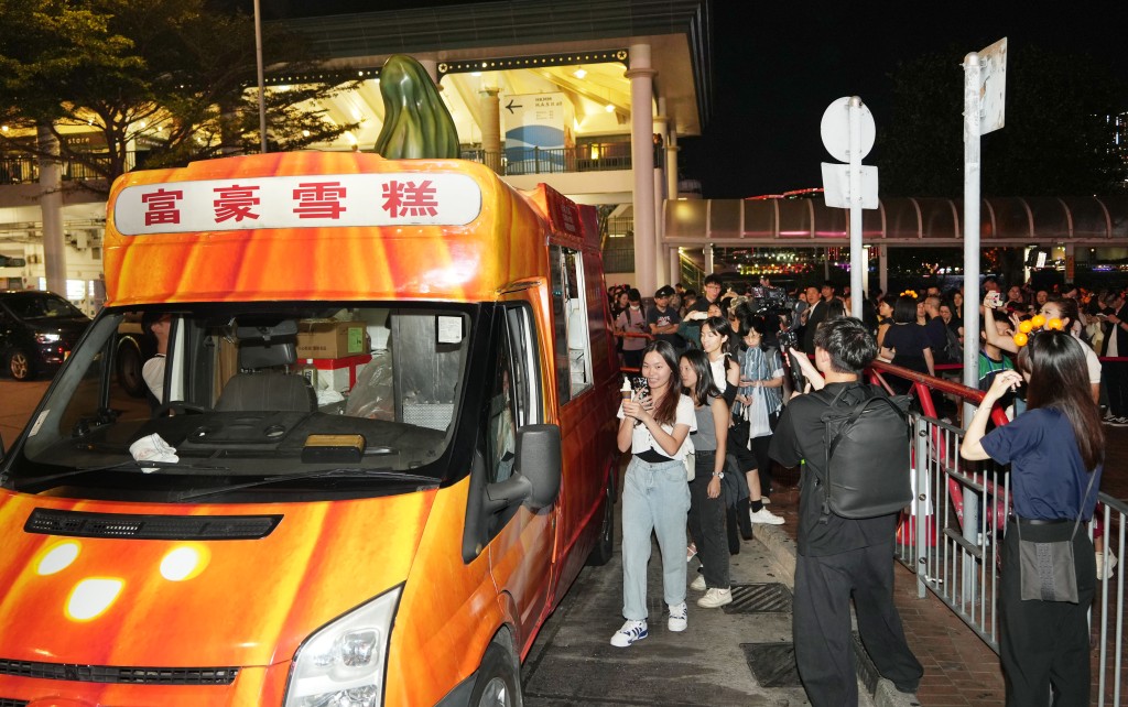 旅發局的南瓜造型雪糕車，今晚在中環免費派發雪糕。吳艷玲攝