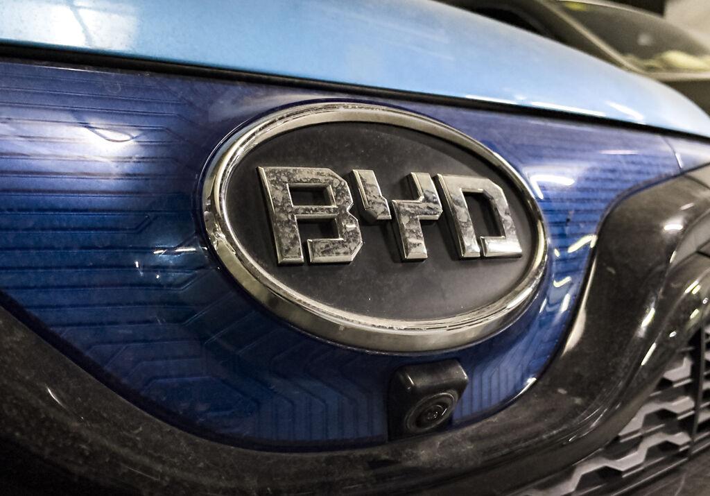 内地各品牌电动车纷纷减价争夺市场。BYD