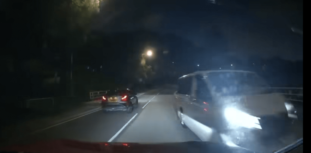 一輛客貨車懷疑失控越過對面行車線,險些與一輛載客的士迎頭相撞。 一輛客貨車懷疑失控越過對面行車線,險些與一輛載客的士迎頭相撞。