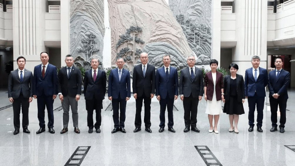 廉政專員胡英明今日(4日)率團在北京拜會國家首席大法官、最高人民法院院長張軍。張軍對胡英明來訪表示歡迎,並祝賀他接任國際反貪局聯合會主席。最高人民法院圖片