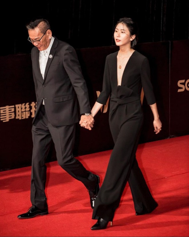 台灣男星龍劭華（左）今年9月猝逝，女兒陳璇分享父女早前牽手走《第54屆金鐘獎》合照。