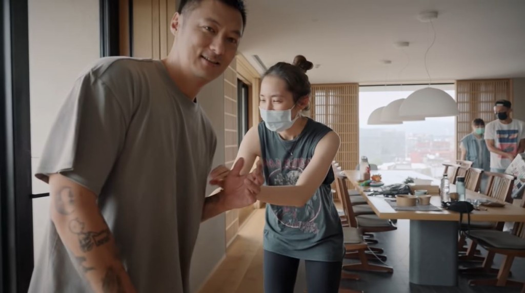 跟老婆打情罵俏。