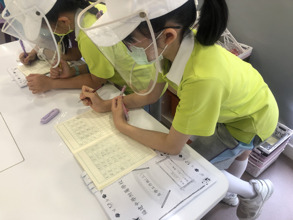 去年重新開始面授課堂後,福附馬上為學生評估,以了解他們上網課期間的學習情況。 去年重新開始面授課堂後,福附馬上為學生評估,以了解他們上網課期間的學習情況。