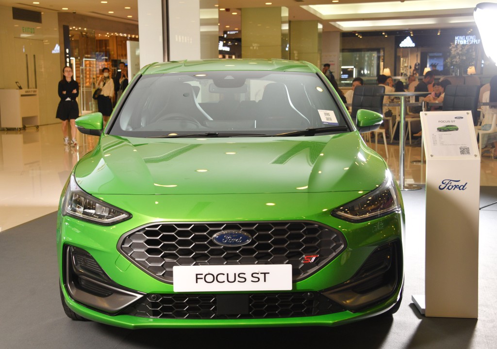 Ford的FOCUS ST颜色鲜艳，采用涡轮增压汽车引擎。