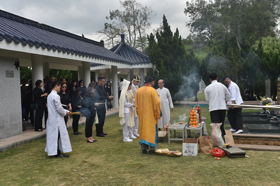 林海雲安葬浩園。