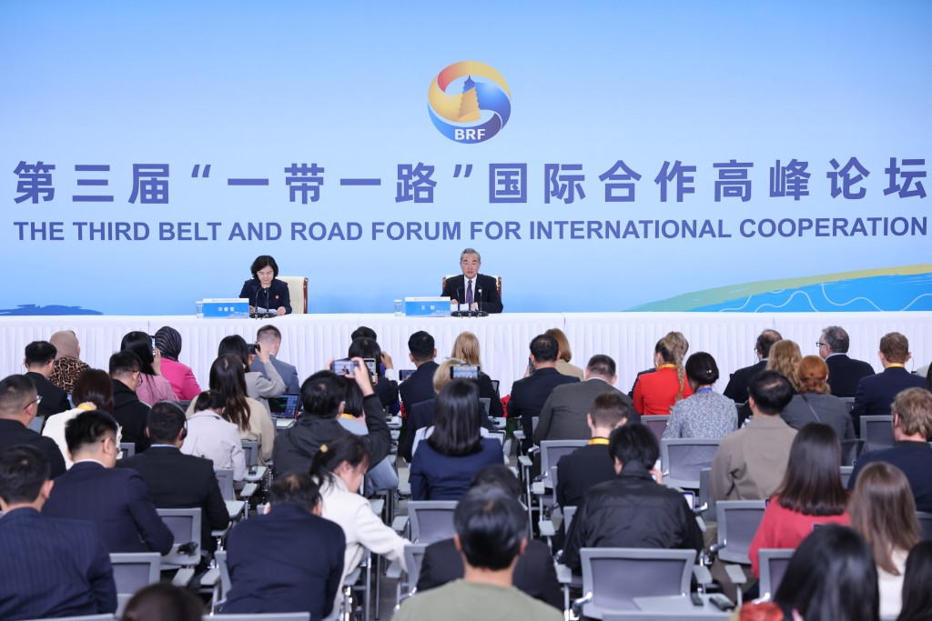王毅在高峰論壇新聞中心舉行中外記者會，介紹高峰論壇重要成果並答問。 新華社