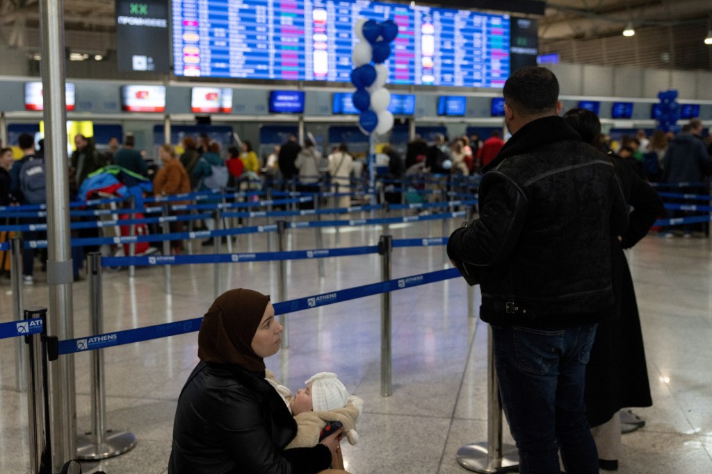 事發時正值假期結束前的繁忙周末，航空運作幾近癱瘓。路透社