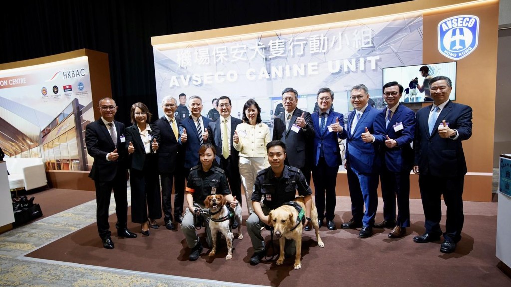 機管局在酒會現場展出多項香港國際機場的領先服務及革新措施。陳美寶FB圖片 機管局在酒會現場展出多項香港國際機場的領先服務及革新措施。陳美寶FB圖片