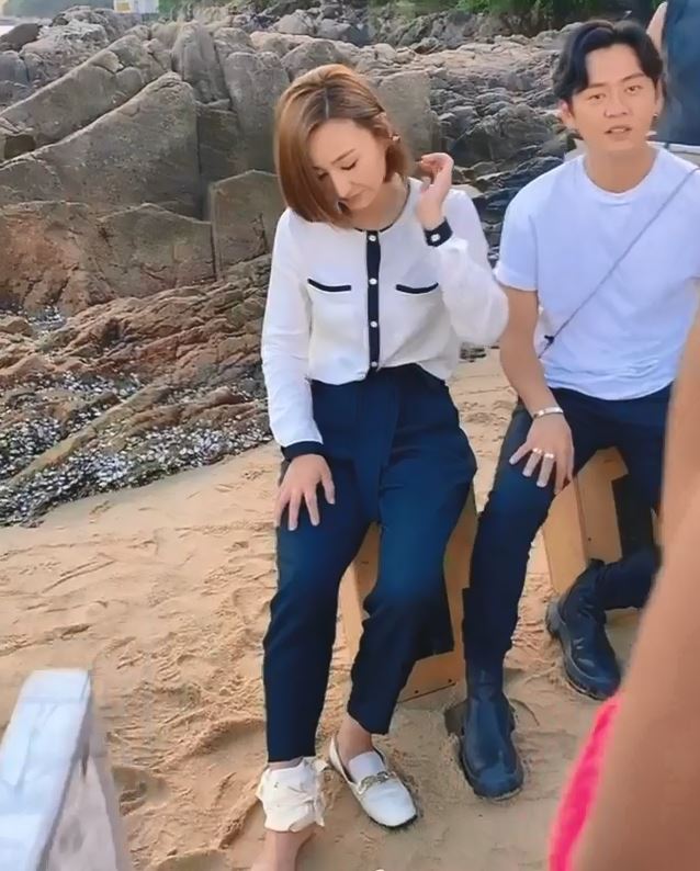 張振朗一直望住救生員離開。