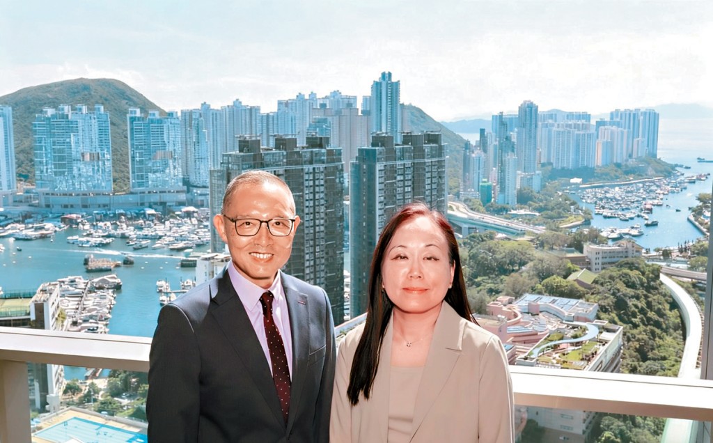 黃竹坑Blue Coast錄大手客連購2伙。左為長實郭子威，右為楊桂玲。