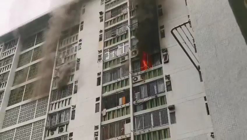 現場火光熊熊，火舌從窗口吐出。