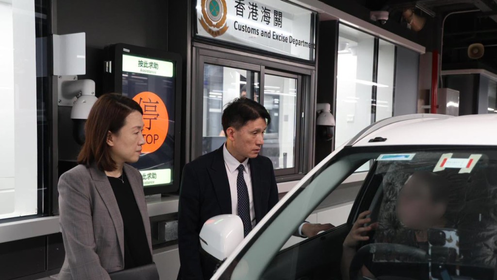 香港海关署理关长胡伟军（右）前往「联合一站式」车道视察各项车道测试。FB：香港海关