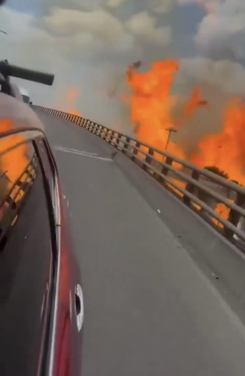 墨西哥氣罐車翻側爆炸，車輛駛過猶如親臨災難片現場。 X@AikNewsPK