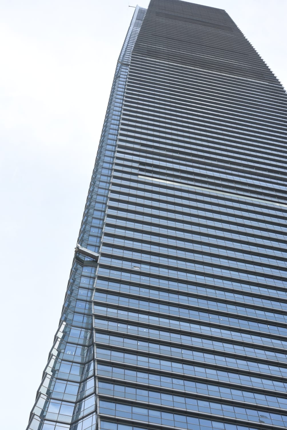 2名工人被困吊船。