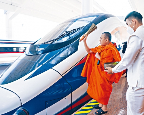 老撾民眾昨天到萬象車站,及有僧侶為中老鐵路祈福。