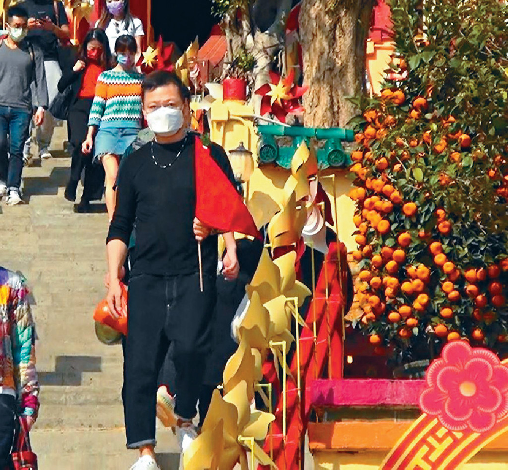 護身令旗
■最後，大宇買了一支38蚊的「龍母令旗」返去保平安及事事順利。