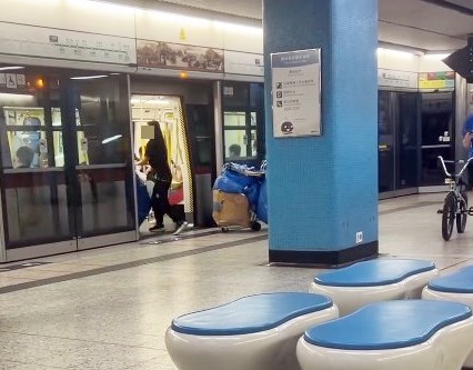 短片開始時列車剛到站,車廂內並不擠迫, 當幕門和車門打開後,兩名事主待乘客落車 後,便推著手推車進入車廂。Threads截圖 短片開始時列車剛到站,車廂內並不擠迫, 當幕門和車門打開後,兩名事主待乘客落車 後,便推著手推車進入車廂。Threads截圖