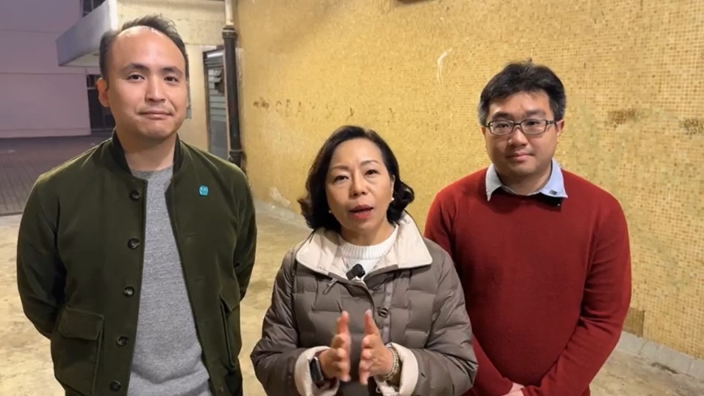 麥美娟與關可臨(左)及馮沛賢(右)到屋邨探訪獨居及雙老長者戶。麥美娟facebook影片截圖