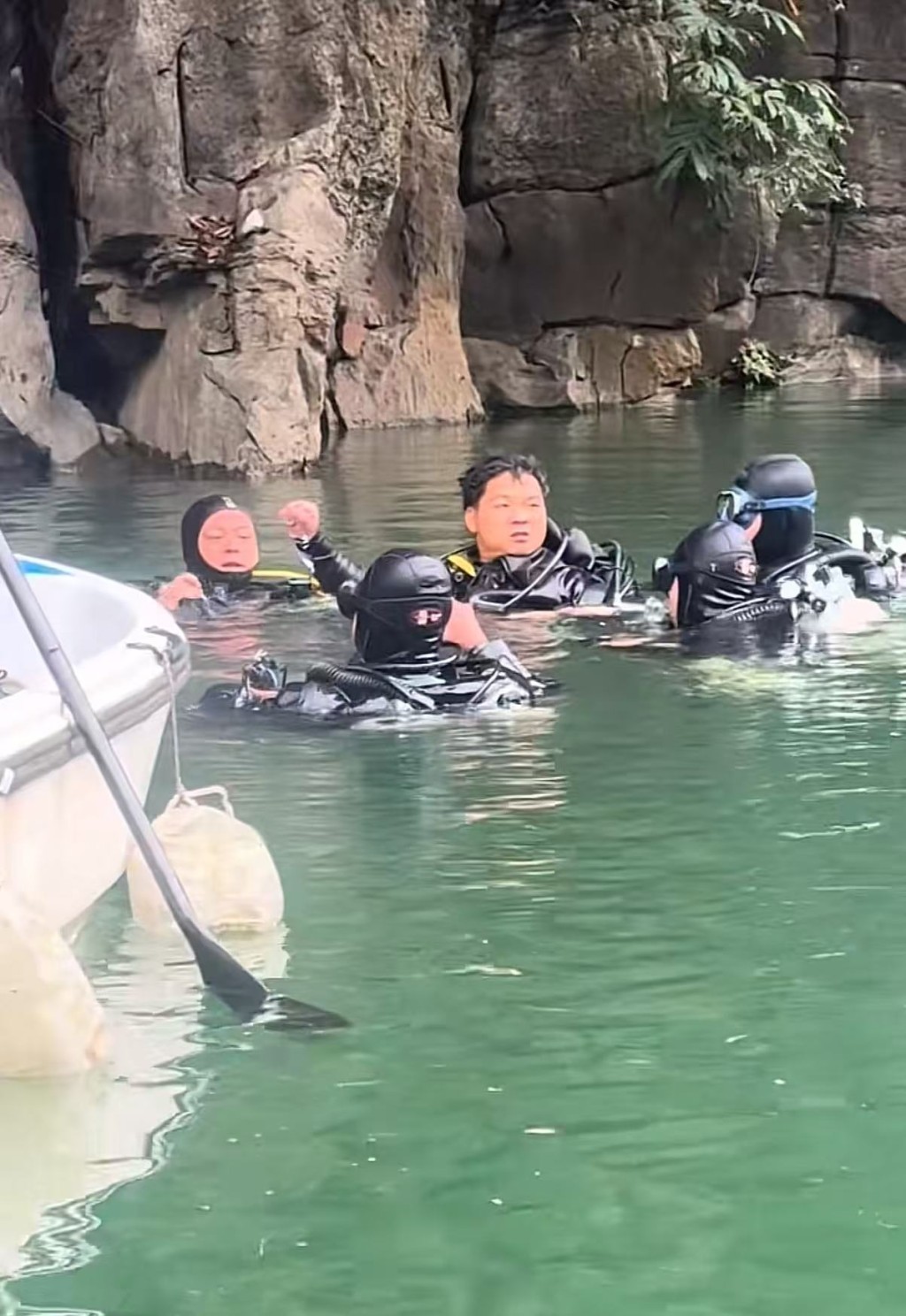 湖南男子潛水失聯5日後獲救。瀟湘晨報 湖南男子潛水失聯5日後獲救。瀟湘晨報