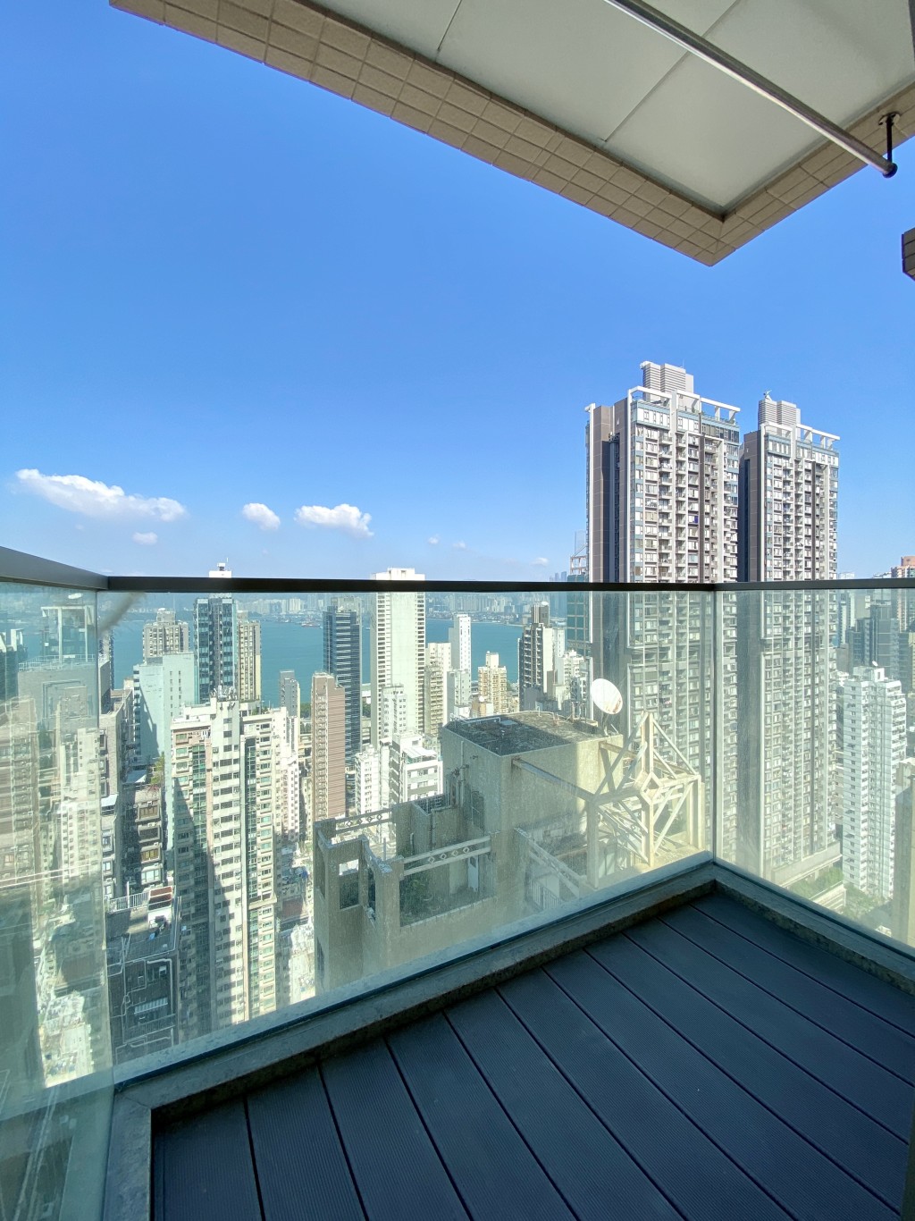 露台採玻璃欄杆設計，近望繁華市景，遠眺海景。