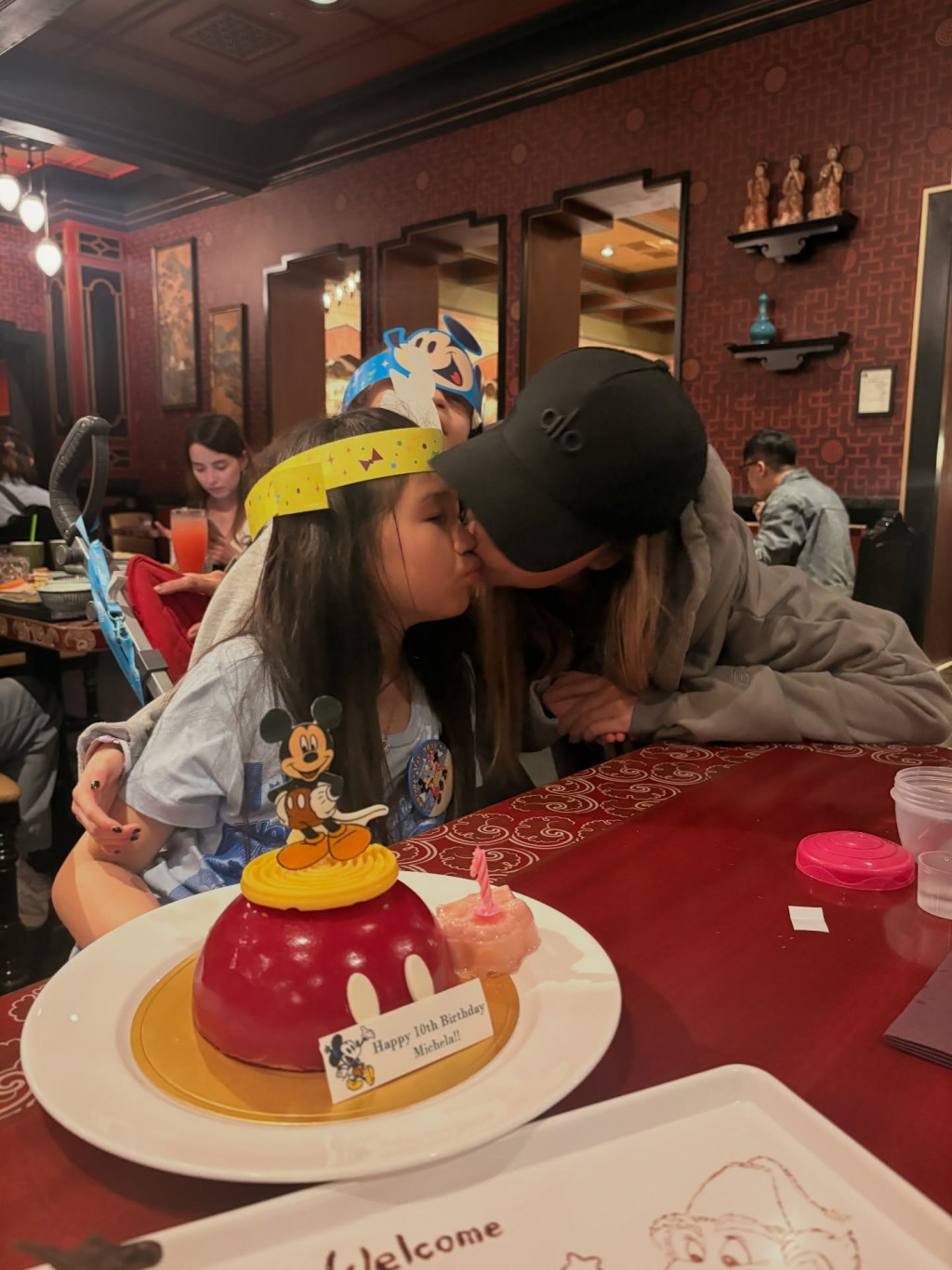 鍾麗淇向細女Michela送上Birthday Kiss。
