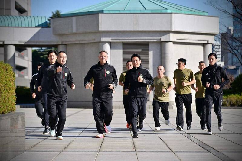 小泉進次郎與澳洲國防部長馬勒斯會談後，兩人邀請自衛隊隊員一起在防衛省內慢跑。自小泉進次郎fb