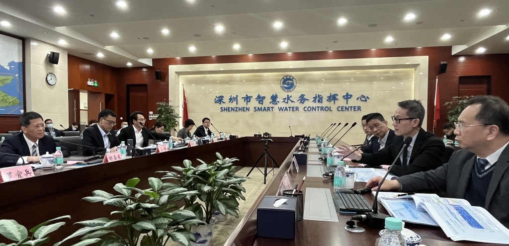 水務署署長邱國鼎（右二）今日 （14日）與深圳市水務局局長胡嘉東（左一）及相關官員會面，就水務工作不同範疇交流經驗。（水務署提供）