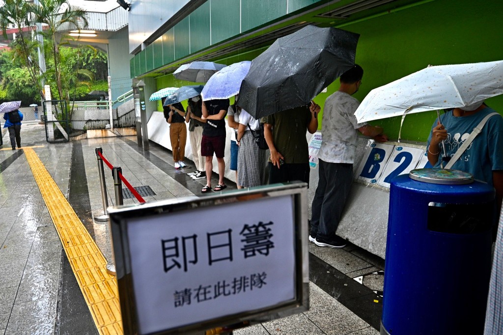 市民繼續接種疫苗。