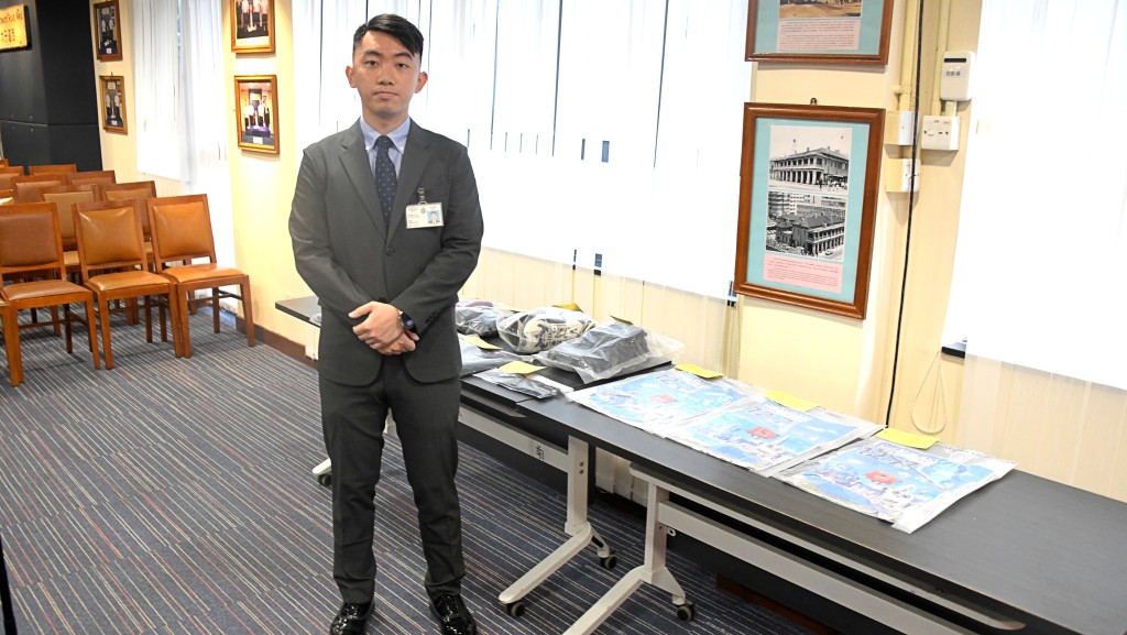 警拘2男涉破坏立法会选举宣传海报。杨伟亨摄