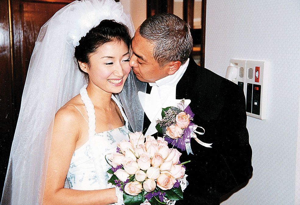 姜皓文与殷宁1999年结婚。