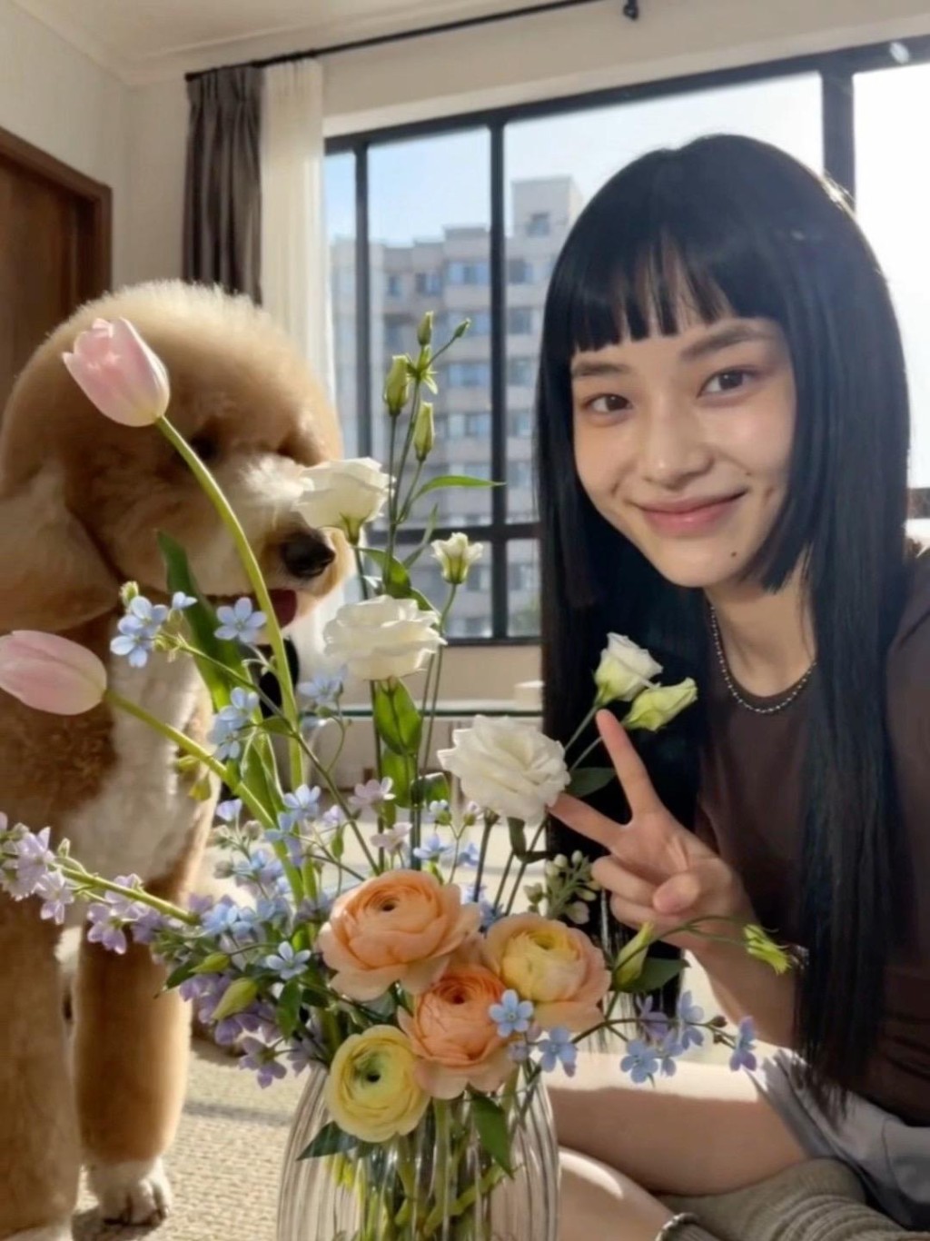 AI短剧《被裁掉的女孩》爆红外，虚拟男女主角更经营个人社交账号，进一步冲击真人演员。抖音