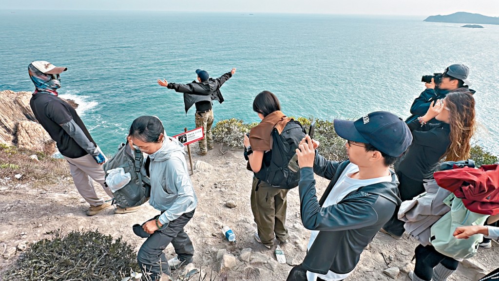 大批游客昨在破边洲行山 ，部分人到崖边自拍。