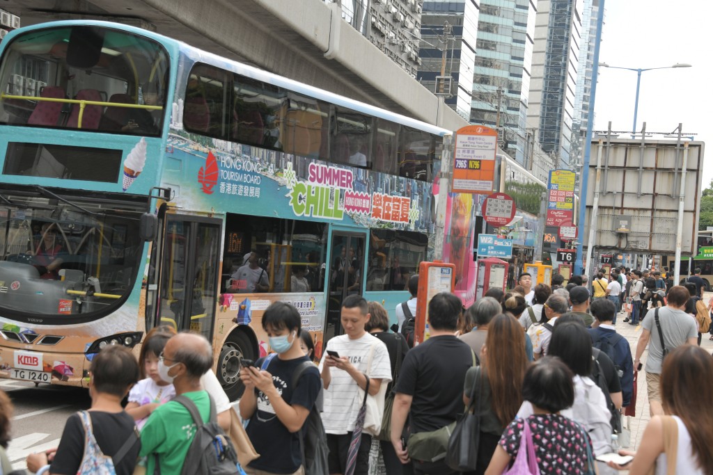 大批市民在巴士站候車，準備回家。