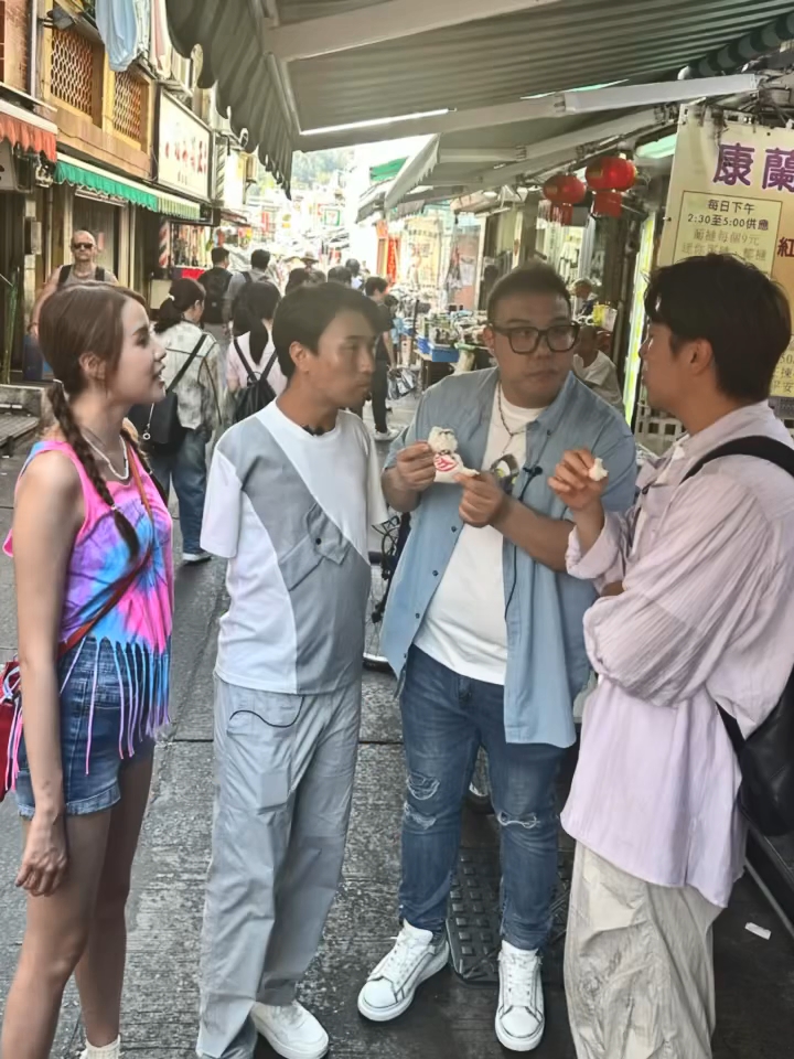 劉洋與李金凱孖公仔齊齊出入。 劉洋與李金凱孖公仔齊齊出入。