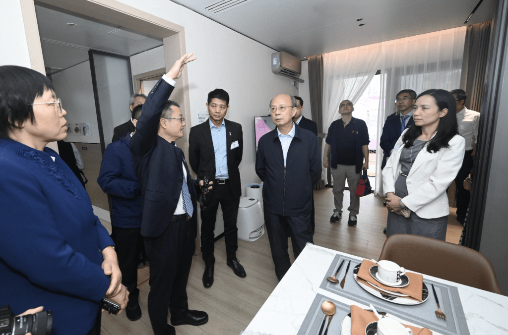 與會者參觀位於深旺道遊樂場的「好房子移動展示房」展覽。