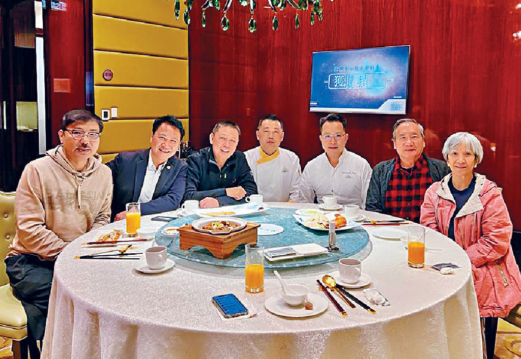 ■在餐廳來張大合照，左二是Eric黎村長
