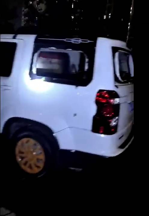 大量私家車的車窗粉碎。 大量私家車的車窗粉碎。