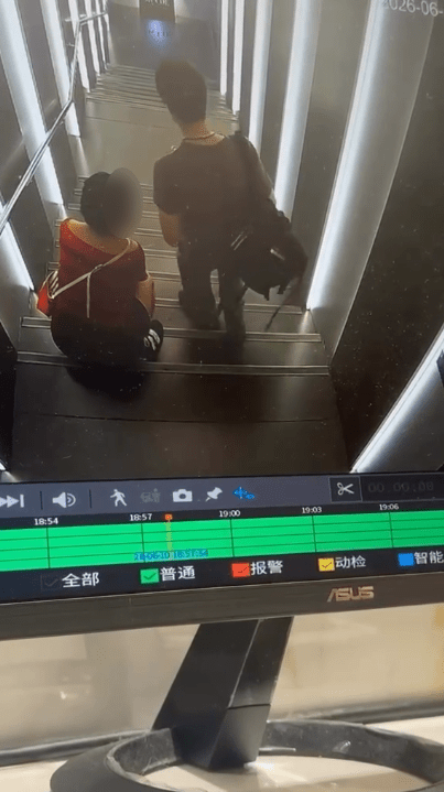 身旁男友人落樓梯疑幫手「睇水」確認無店員干擾。 身旁男友人落樓梯疑幫手「睇水」確認無店員干擾。