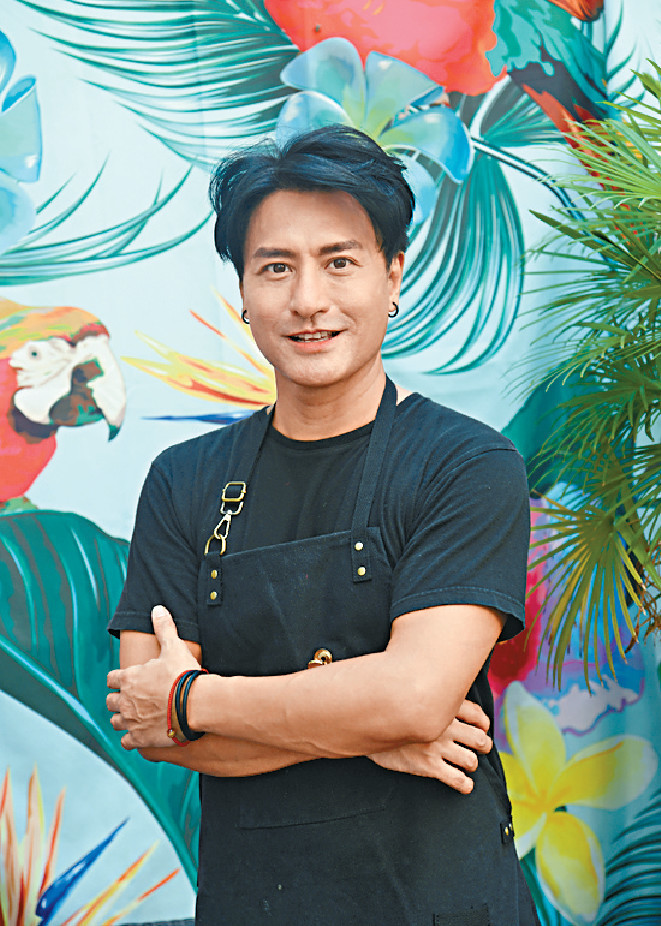 食譜作者: 周文淇(Bernnie Chow) 家中由打理糧油白米生意開始,及後經營連鎖酒樓,自小與美食佳餚及優質食材一起成長。Bernardo移民外國生活後,迷上周遊列國,品嚐各種特色地方菜系,並開始鑽研各國飲食。回流香港後,投身家族老本行,開設自己的美食工作室,研究及尋找新穎的煮食方向。 食譜作者: 周文淇(Bernnie Chow) 家中由打理糧油白米生意開始,及後經營連鎖酒樓,自小與美食佳餚及優質食材一起成長。Bernardo移民外國生活後,迷上周遊列國,品嚐各種特色地方菜系,並開始鑽研各國飲食。回流香港後,投身家族老本行,開設自己的美食工作室,研究及尋找新穎的煮食方向。