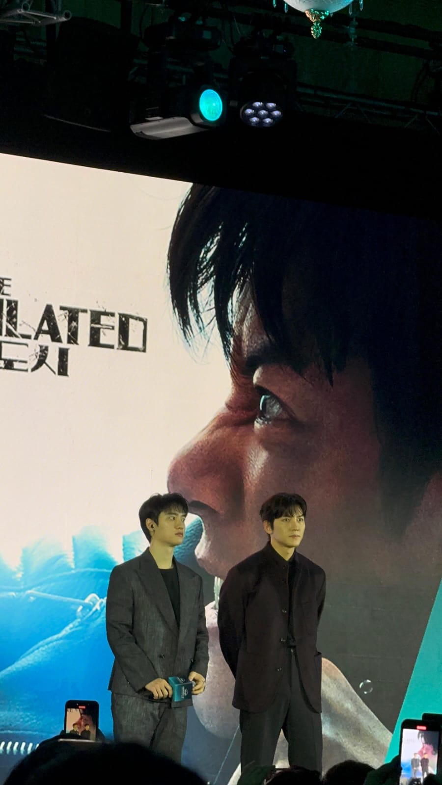 都敬秀（左）与池昌旭（右）宣传《操控游戏》。