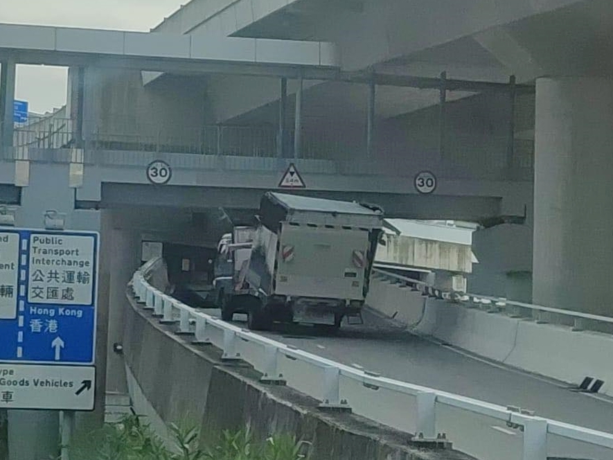 今年4月意外，密斗貨車直撞橋底，貨斗險甩脫。FB：馬路的事討論區