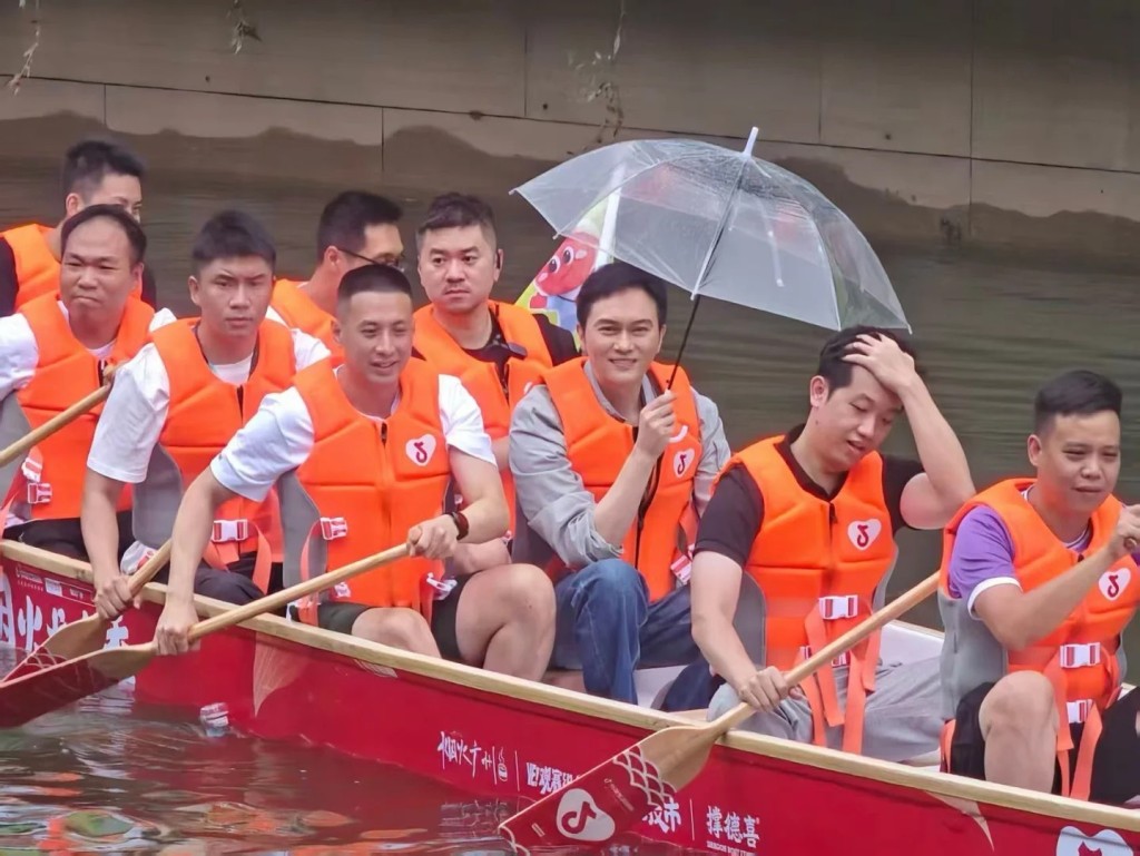 張智霖冒雨扒龍舟,被讚專業藝人。 張智霖冒雨扒龍舟,被讚專業藝人。